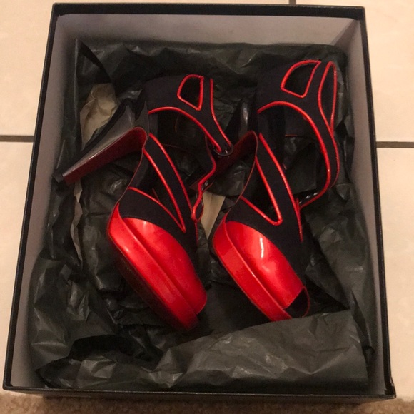 Chanel Navy and Red Heels size 35.5 Brand New Cond - Picture 3 of 8